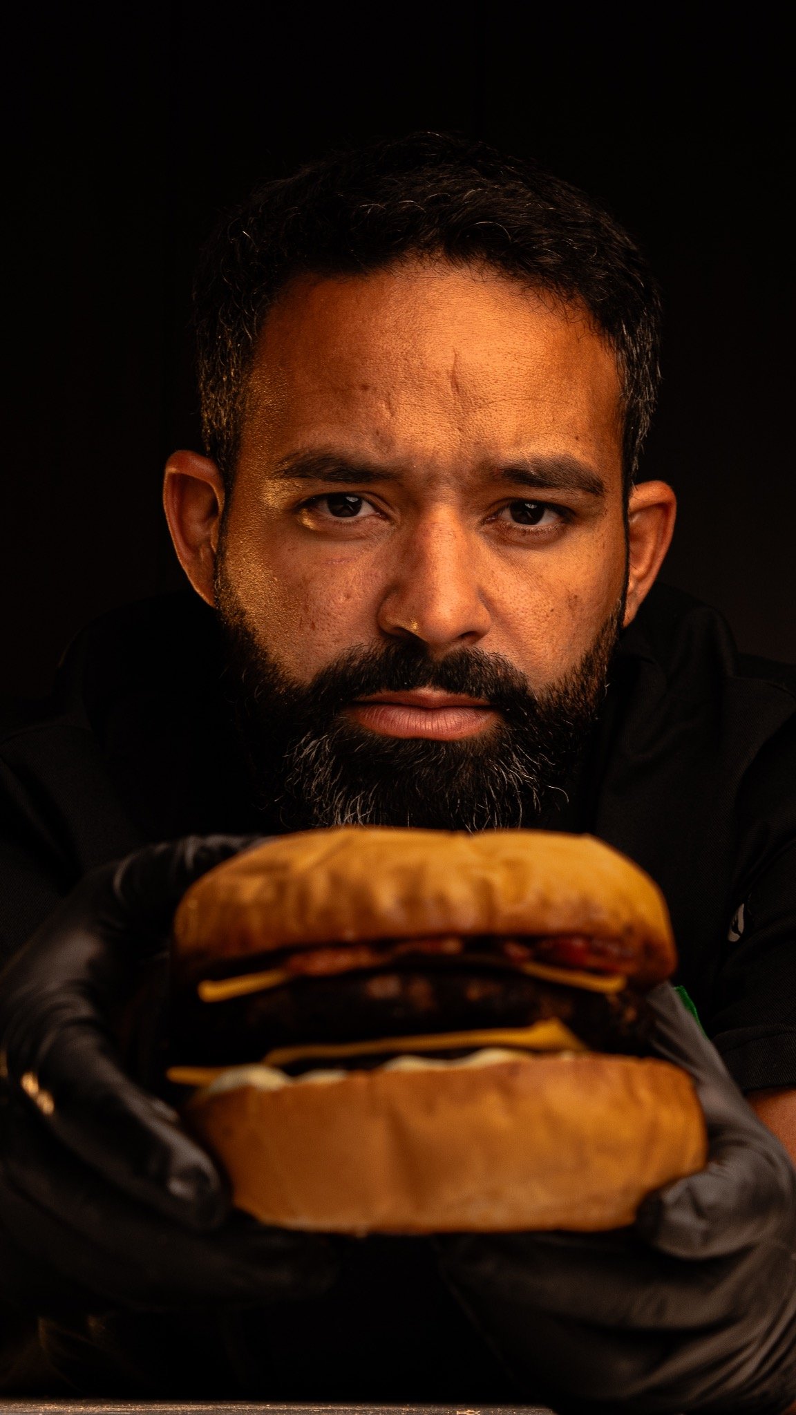 Chef da Rico apresentando um hambúrguer